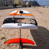 Il Wingfoil prevede l�uso di una tavola un po� pi� piccola di quella utilizzata nel windsurf, alla quale viene attaccata una pinna aereodinamica (il �foil�) che, montata alla base, permette di sollevarsi sull�acqua